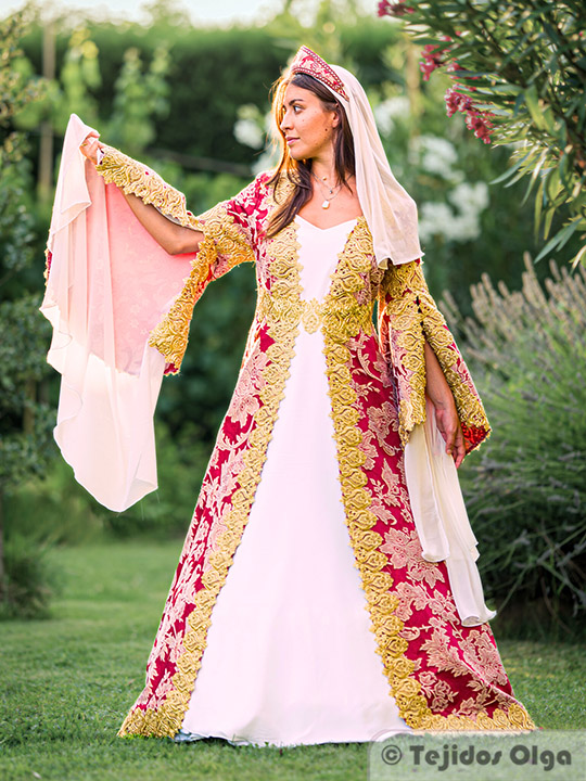 Mujer con traje medieval